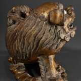 Chinesische Schnitzerei „Fo Hund mit Jungem“, Holz vergoldet mit eingesetzten Glasaugen, um 1900, 18,5x29,5x13,5cm, etwas defekt - photo 4
