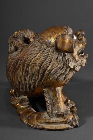Chinesische Schnitzerei „Fo Hund mit Jungem“, Holz vergoldet mit eingesetzten Glasaugen, um 1900, 18,5x29,5x13,5cm, etwas defekt - photo 4