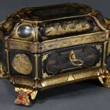 Chinesischer Lack Teekasten in geschweifter Achtkantform auf geschnitzten Fledermausfüßen mit Goldmalerei "Landschaften" und zwei Zinneinsätze, Kanton 2. Hälfte 19.Jh., 14,6x21,5x14,5cm, Gold berieben, Fuß lock… - photo 1