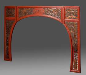 Dekorativer dreiteiliger Bogen in feiner Durchbruchschnitzerei &quot;Phönixe, Blumen und Figuren&quot;, wohl von einem Konkubinen-Bett, Holz rot lackiert mit partiellen Vergoldungen, Kopf und 2 Seitenteile, China um 1870…