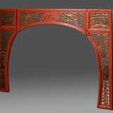 Dekorativer dreiteiliger Bogen in feiner Durchbruchschnitzerei "Phönixe, Blumen und Figuren", wohl von einem Konkubinen-Bett, Holz rot lackiert mit partiellen Vergoldungen, Kopf und 2 Seitenteile, China um 1870… - photo 1
