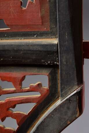 Dekorativer dreiteiliger Bogen in feiner Durchbruchschnitzerei "Phönixe, Blumen und Figuren", wohl von einem Konkubinen-Bett, Holz rot lackiert mit partiellen Vergoldungen, Kopf und 2 Seitenteile, China um 1870… - photo 2