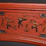 Dekorativer dreiteiliger Bogen in feiner Durchbruchschnitzerei "Phönixe, Blumen und Figuren", wohl von einem Konkubinen-Bett, Holz rot lackiert mit partiellen Vergoldungen, Kopf und 2 Seitenteile, China um 1870… - photo 3