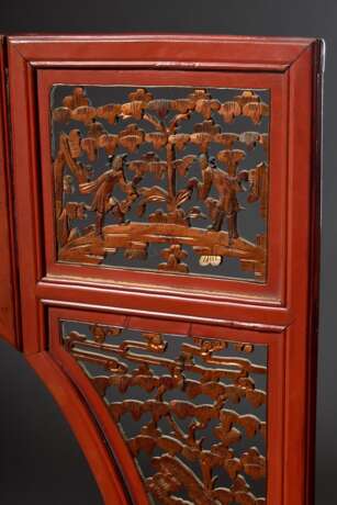 Dekorativer dreiteiliger Bogen in feiner Durchbruchschnitzerei "Phönixe, Blumen und Figuren", wohl von einem Konkubinen-Bett, Holz rot lackiert mit partiellen Vergoldungen, Kopf und 2 Seitenteile, China um 1870… - photo 4