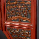 Dekorativer dreiteiliger Bogen in feiner Durchbruchschnitzerei "Phönixe, Blumen und Figuren", wohl von einem Konkubinen-Bett, Holz rot lackiert mit partiellen Vergoldungen, Kopf und 2 Seitenteile, China um 1870… - photo 4