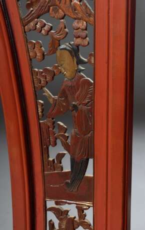 Dekorativer dreiteiliger Bogen in feiner Durchbruchschnitzerei "Phönixe, Blumen und Figuren", wohl von einem Konkubinen-Bett, Holz rot lackiert mit partiellen Vergoldungen, Kopf und 2 Seitenteile, China um 1870… - photo 5