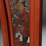 Dekorativer dreiteiliger Bogen in feiner Durchbruchschnitzerei "Phönixe, Blumen und Figuren", wohl von einem Konkubinen-Bett, Holz rot lackiert mit partiellen Vergoldungen, Kopf und 2 Seitenteile, China um 1870… - photo 5