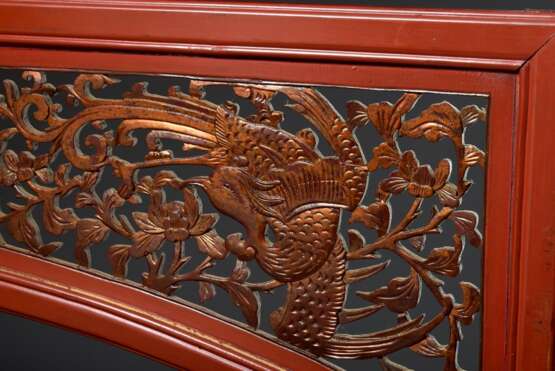 Dekorativer dreiteiliger Bogen in feiner Durchbruchschnitzerei "Phönixe, Blumen und Figuren", wohl von einem Konkubinen-Bett, Holz rot lackiert mit partiellen Vergoldungen, Kopf und 2 Seitenteile, China um 1870… - photo 6