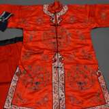 5 Diverse Teile: chinesische Rotlack Truhe mit Golddekor "Fledermaus" und seitlichen Griffen, darin 4 Seiden Textilien des 20.Jh., 2 diverse rote und blaue Jacken mit floraler und figürlicher Flach- und Schling… - photo 4