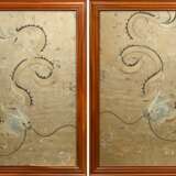 Paar große Seiden Flachstickereien „Drachen“ in elegant zurückhaltender Farbigkeit, China späte Qing Dynastie, (m.R. 162,5x113,5cm) - photo 1