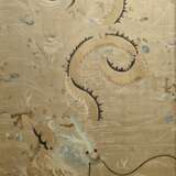 Paar große Seiden Flachstickereien „Drachen“ in elegant zurückhaltender Farbigkeit, China späte Qing Dynastie, (m.R. 162,5x113,5cm) - photo 2