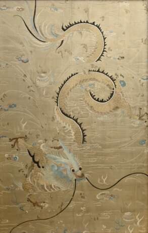 Paar große Seiden Flachstickereien „Drachen“ in elegant zurückhaltender Farbigkeit, China späte Qing Dynastie, (m.R. 162,5x113,5cm) - photo 2
