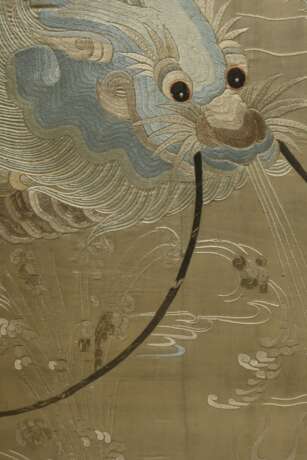 Paar große Seiden Flachstickereien „Drachen“ in elegant zurückhaltender Farbigkeit, China späte Qing Dynastie, (m.R. 162,5x113,5cm) - photo 3
