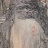 2 Farbige chinesische Tuschzeichnungen "Landschaften mit Personenstaffage" mit je zwei Blättern aus Querrolle und eingeschriebenen Ortsangaben, im Passepartout montiert, China 19.Jh., 30x58,5cm (m.PP. 42x69,5cm… - Foto 3