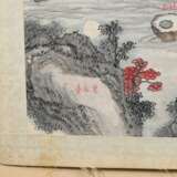 2 Farbige chinesische Tuschzeichnungen "Landschaften mit Personenstaffage" mit je zwei Blättern aus Querrolle und eingeschriebenen Ortsangaben, im Passepartout montiert, China 19.Jh., 30x58,5cm (m.PP. 42x69,5cm… - Foto 5