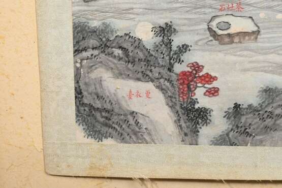2 Farbige chinesische Tuschzeichnungen "Landschaften mit Personenstaffage" mit je zwei Blättern aus Querrolle und eingeschriebenen Ortsangaben, im Passepartout montiert, China 19.Jh., 30x58,5cm (m.PP. 42x69,5cm… - Foto 5
