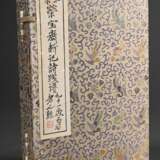 2 Bände "Beijing Rongbaozhai xin ji shi jianpu", 120 Holzdrucke (u.a. von Qi Baishi), Peking 1953, in Klappschuber mit Brokatbezug, 31,5x22,5x5cm, leichte Alters- und Gebrauchsspuren, Ränder leicht fleckig - фото 2
