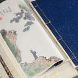 2 Bände "Beijing Rongbaozhai xin ji shi jianpu", 120 Holzdrucke (u.a. von Qi Baishi), Peking 1953, in Klappschuber mit Brokatbezug, 31,5x22,5x5cm, leichte Alters- und Gebrauchsspuren, Ränder leicht fleckig - фото 5