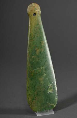 Maori Mere Pounamu oder Pata Standeszeichen in typischer Spatelform mit durchbohrtem Griff, Nephrit oder Jade sog. "Grüner Schatz", Neuseeland Anfang 20.Jh., 27x7,7cm, Provenienz: Sammlung Birger Mörner Morland… - Foto 1
