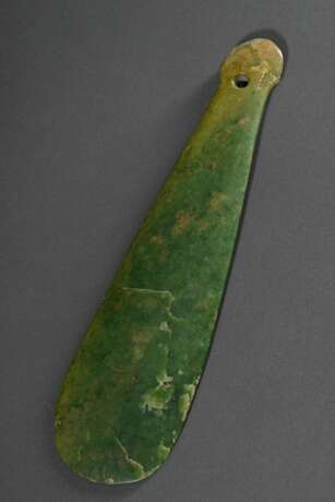Maori Mere Pounamu oder Pata Standeszeichen in typischer Spatelform mit durchbohrtem Griff, Nephrit oder Jade sog. "Grüner Schatz", Neuseeland Anfang 20.Jh., 27x7,7cm, Provenienz: Sammlung Birger Mörner Morland… - Foto 3