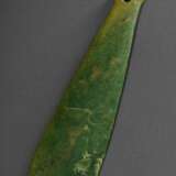 Maori Mere Pounamu oder Pata Standeszeichen in typischer Spatelform mit durchbohrtem Griff, Nephrit oder Jade sog. "Grüner Schatz", Neuseeland Anfang 20.Jh., 27x7,7cm, Provenienz: Sammlung Birger Mörner Morland… - Foto 3