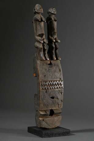 Türschlossfragment der Dogon, Mali, blockartiges Unterteil mit zwei aufgesetzten weiblichen und männlichen Figuren, wohl Darstellung des mythischen Ur-Paares "nommo" (Symbol für Fruchtbarkeit, Verbindung von Hi… - photo 1