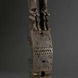 Türschlossfragment der Dogon, Mali, blockartiges Unterteil mit zwei aufgesetzten weiblichen und männlichen Figuren, wohl Darstellung des mythischen Ur-Paares "nommo" (Symbol für Fruchtbarkeit, Verbindung von Hi… - photo 1