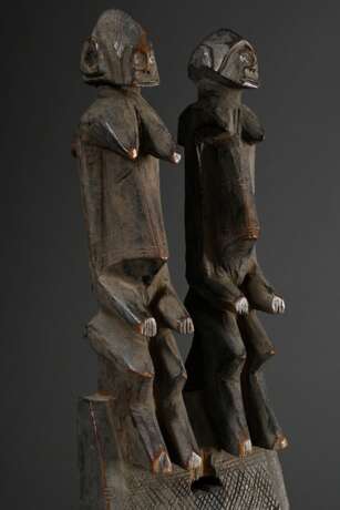 Türschlossfragment der Dogon, Mali, blockartiges Unterteil mit zwei aufgesetzten weiblichen und männlichen Figuren, wohl Darstellung des mythischen Ur-Paares "nommo" (Symbol für Fruchtbarkeit, Verbindung von Hi… - photo 2