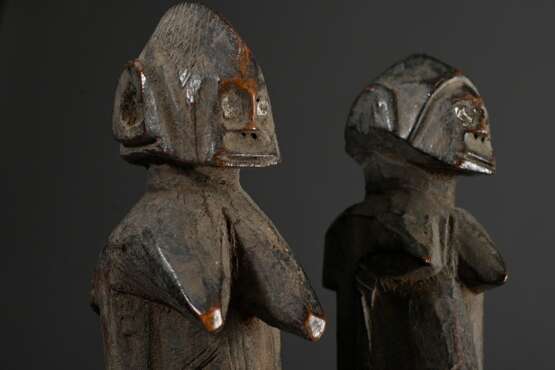 Türschlossfragment der Dogon, Mali, blockartiges Unterteil mit zwei aufgesetzten weiblichen und männlichen Figuren, wohl Darstellung des mythischen Ur-Paares "nommo" (Symbol für Fruchtbarkeit, Verbindung von Hi… - photo 3