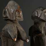 Türschlossfragment der Dogon, Mali, blockartiges Unterteil mit zwei aufgesetzten weiblichen und männlichen Figuren, wohl Darstellung des mythischen Ur-Paares "nommo" (Symbol für Fruchtbarkeit, Verbindung von Hi… - photo 3