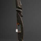 Türschlossfragment der Dogon, Mali, blockartiges Unterteil mit zwei aufgesetzten weiblichen und männlichen Figuren, wohl Darstellung des mythischen Ur-Paares "nommo" (Symbol für Fruchtbarkeit, Verbindung von Hi… - photo 4