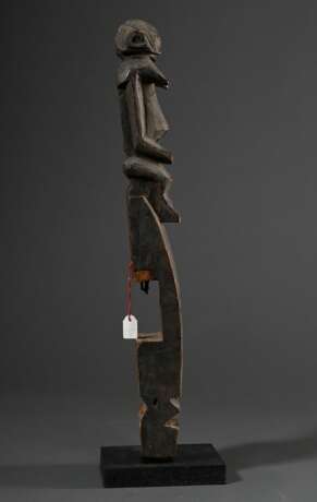 Türschlossfragment der Dogon, Mali, blockartiges Unterteil mit zwei aufgesetzten weiblichen und männlichen Figuren, wohl Darstellung des mythischen Ur-Paares "nommo" (Symbol für Fruchtbarkeit, Verbindung von Hi… - photo 4