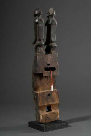 Türschlossfragment der Dogon, Mali, blockartiges Unterteil mit zwei aufgesetzten weiblichen und männlichen Figuren, wohl Darstellung des mythischen Ur-Paares "nommo" (Symbol für Fruchtbarkeit, Verbindung von Hi… - photo 5