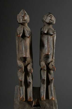 Türschlossfragment der Dogon, Mali, blockartiges Unterteil mit zwei aufgesetzten weiblichen und männlichen Figuren, wohl Darstellung des mythischen Ur-Paares "nommo" (Symbol für Fruchtbarkeit, Verbindung von Hi… - photo 10