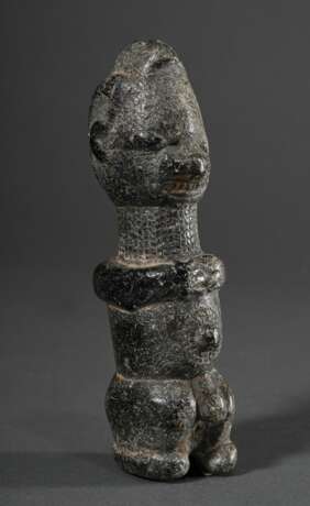 Kissi Steinfigur, Sierra Leone 18./19.Jh., stehender Mann mit verschränkten Armen vor der Brust, Gesicht mit breitem Grinsen und sichtbaren Zähnen, mit feinem Karomuster verzierter Hals, glatte Oberfläche durch rituellen… - Foto 2