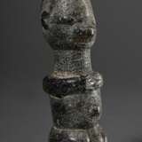 Kissi Steinfigur, Sierra Leone 18./19.Jh., stehender Mann mit verschränkten Armen vor der Brust, Gesicht mit breitem Grinsen und sichtbaren Zähnen, mit feinem Karomuster verzierter Hals, glatte Oberfläche durch rituellen… - Foto 2