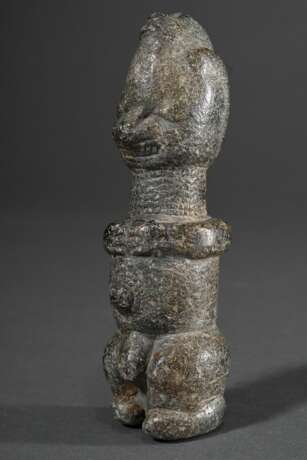 Kissi Steinfigur, Sierra Leone 18./19.Jh., stehender Mann mit verschränkten Armen vor der Brust, Gesicht mit breitem Grinsen und sichtbaren Zähnen, mit feinem Karomuster verzierter Hals, glatte Oberfläche durch rituellen… - Foto 3