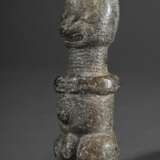 Kissi Steinfigur, Sierra Leone 18./19.Jh., stehender Mann mit verschränkten Armen vor der Brust, Gesicht mit breitem Grinsen und sichtbaren Zähnen, mit feinem Karomuster verzierter Hals, glatte Oberfläche durch rituellen… - Foto 3