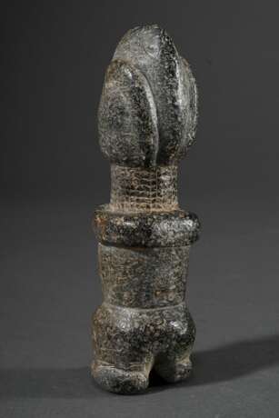 Kissi Steinfigur, Sierra Leone 18./19.Jh., stehender Mann mit verschränkten Armen vor der Brust, Gesicht mit breitem Grinsen und sichtbaren Zähnen, mit feinem Karomuster verzierter Hals, glatte Oberfläche durch rituellen… - Foto 4