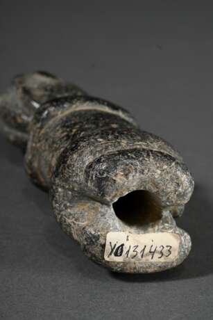 Kissi Steinfigur, Sierra Leone 18./19.Jh., stehender Mann mit verschränkten Armen vor der Brust, Gesicht mit breitem Grinsen und sichtbaren Zähnen, mit feinem Karomuster verzierter Hals, glatte Oberfläche durch rituellen… - Foto 5