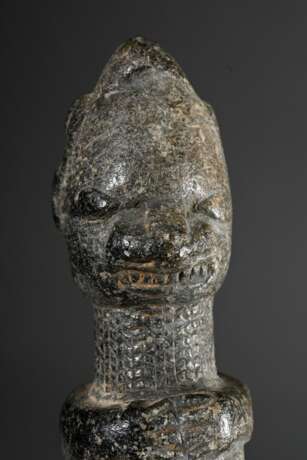 Kissi Steinfigur, Sierra Leone 18./19.Jh., stehender Mann mit verschränkten Armen vor der Brust, Gesicht mit breitem Grinsen und sichtbaren Zähnen, mit feinem Karomuster verzierter Hals, glatte Oberfläche durch rituellen… - Foto 6