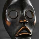 Dan "Zakpäi" Feuerläufer oder -melder Maske mit großen runden Augen, Holz dunkel glänzend gebeizt, schön beriebene Patina, Elfenbeinküste, L. 21,5cm, Ausbrüche am Rand, Provenienz: Sammlung Christian Ries (1899… - photo 1