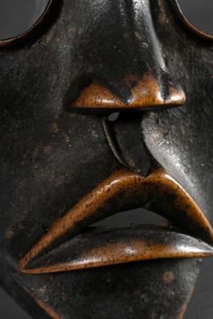 Dan "Zakpäi" Feuerläufer oder -melder Maske mit großen runden Augen, Holz dunkel glänzend gebeizt, schön beriebene Patina, Elfenbeinküste, L. 21,5cm, Ausbrüche am Rand, Provenienz: Sammlung Christian Ries (1899… - photo 3