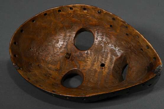 Dan "Zakpäi" Feuerläufer oder -melder Maske mit großen runden Augen, Holz dunkel glänzend gebeizt, schön beriebene Patina, Elfenbeinküste, L. 21,5cm, Ausbrüche am Rand, Provenienz: Sammlung Christian Ries (1899… - photo 4
