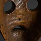 Dan "Zakpäi" Feuerläufer oder -melder Maske mit großen runden Augen, Holz dunkel glänzend gebeizt, schön beriebene Patina, Elfenbeinküste, L. 21,5cm, Ausbrüche am Rand, Provenienz: Sammlung Christian Ries (1899… - photo 5