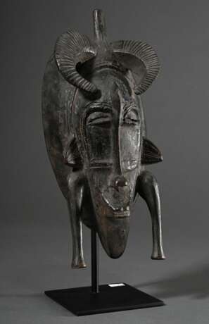 Kraftvolle Senufo Kpelie Maske, Elfenbeinküste 19.Jh., archaische Ausstrahlung und unregelmäßige, charaktervolle, längsovale Form mit Hörnern und spitz zulaufendem Kinn, Oberfläche mit tiefdunkler, gewachsener Patina, un… - Foto 2