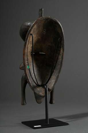 Kraftvolle Senufo Kpelie Maske, Elfenbeinküste 19.Jh., archaische Ausstrahlung und unregelmäßige, charaktervolle, längsovale Form mit Hörnern und spitz zulaufendem Kinn, Oberfläche mit tiefdunkler, gewachsener Patina, un… - Foto 4