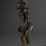 Klassische Figur der Senufo, Elfenbeinküste, ausdrucksstarke weibliche Figur mit dunkler und teils krustiger Patina sowie deutlichen Abriebspuren an exponierten Stellen, in Hohlräumen und Faltungen staubige Verkrustungen… - photo 1