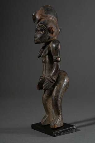 Klassische Figur der Senufo, Elfenbeinküste, ausdrucksstarke weibliche Figur mit dunkler und teils krustiger Patina sowie deutlichen Abriebspuren an exponierten Stellen, in Hohlräumen und Faltungen staubige Verkrustungen… - photo 1