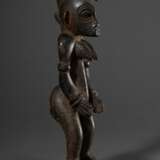 Klassische Figur der Senufo, Elfenbeinküste, ausdrucksstarke weibliche Figur mit dunkler und teils krustiger Patina sowie deutlichen Abriebspuren an exponierten Stellen, in Hohlräumen und Faltungen staubige Verkrustungen… - photo 2